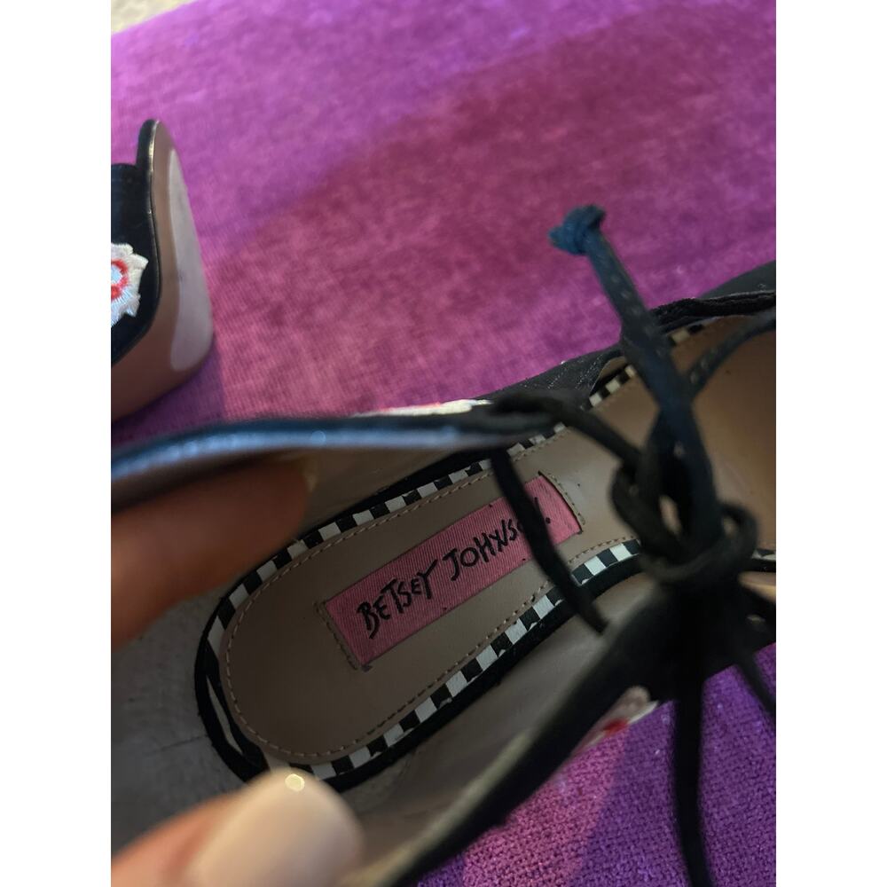 BETSEY JOHNSON Caroline Embroidered Heels Shoes COQUETTE ROMANTIC Size 5 Black - Picture 4 of 5